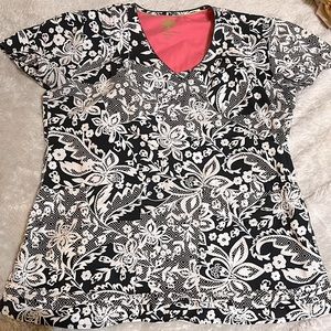 Healing Hands Scrub top: Size Medium extra pockets, lightweight, flattering